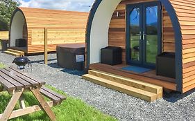 Bron Eifion Lodges